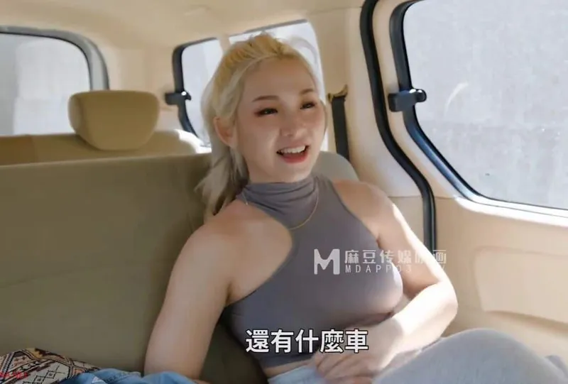 Anh taxi may mắn chở bạn gái đến nơi vắng vắng để nhún nhãy